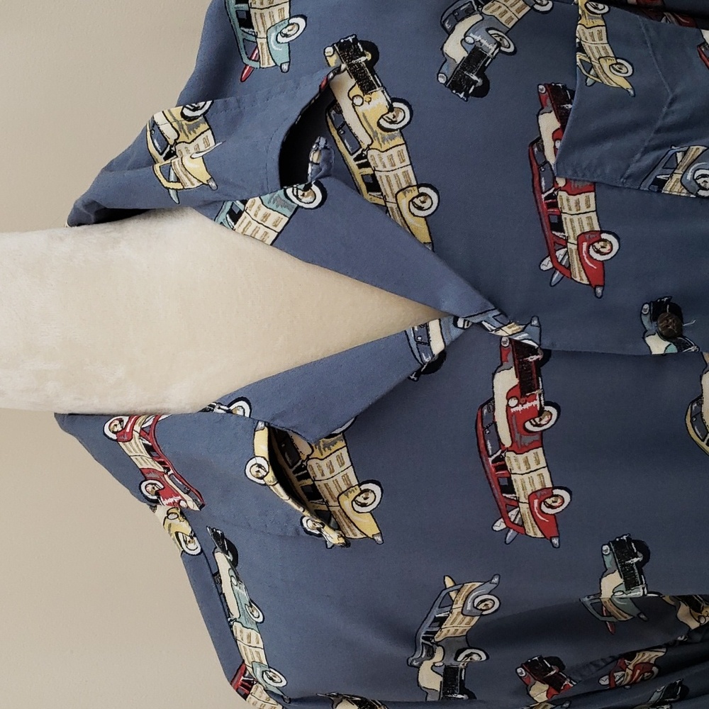 Utility VIntage Car Print on Slate Blue Background Short Sleeve Men's Shirt, Med